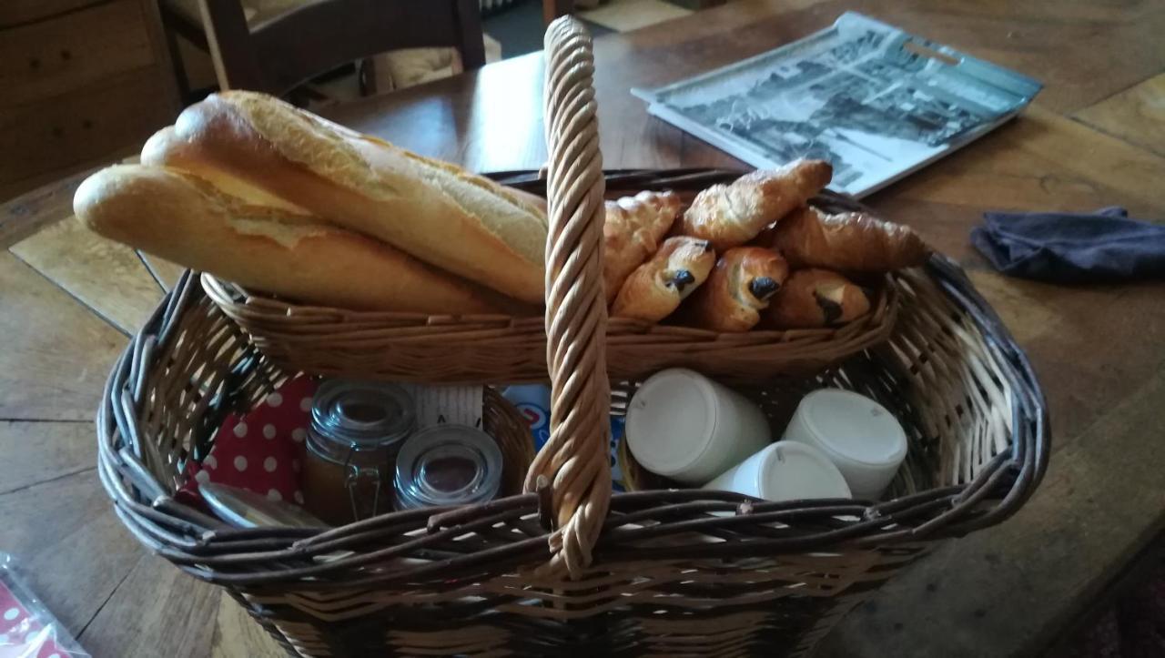 アヴァレ La Ferme De L'Isle Et Sa Roulotte Bed & Breakfast エクステリア 写真