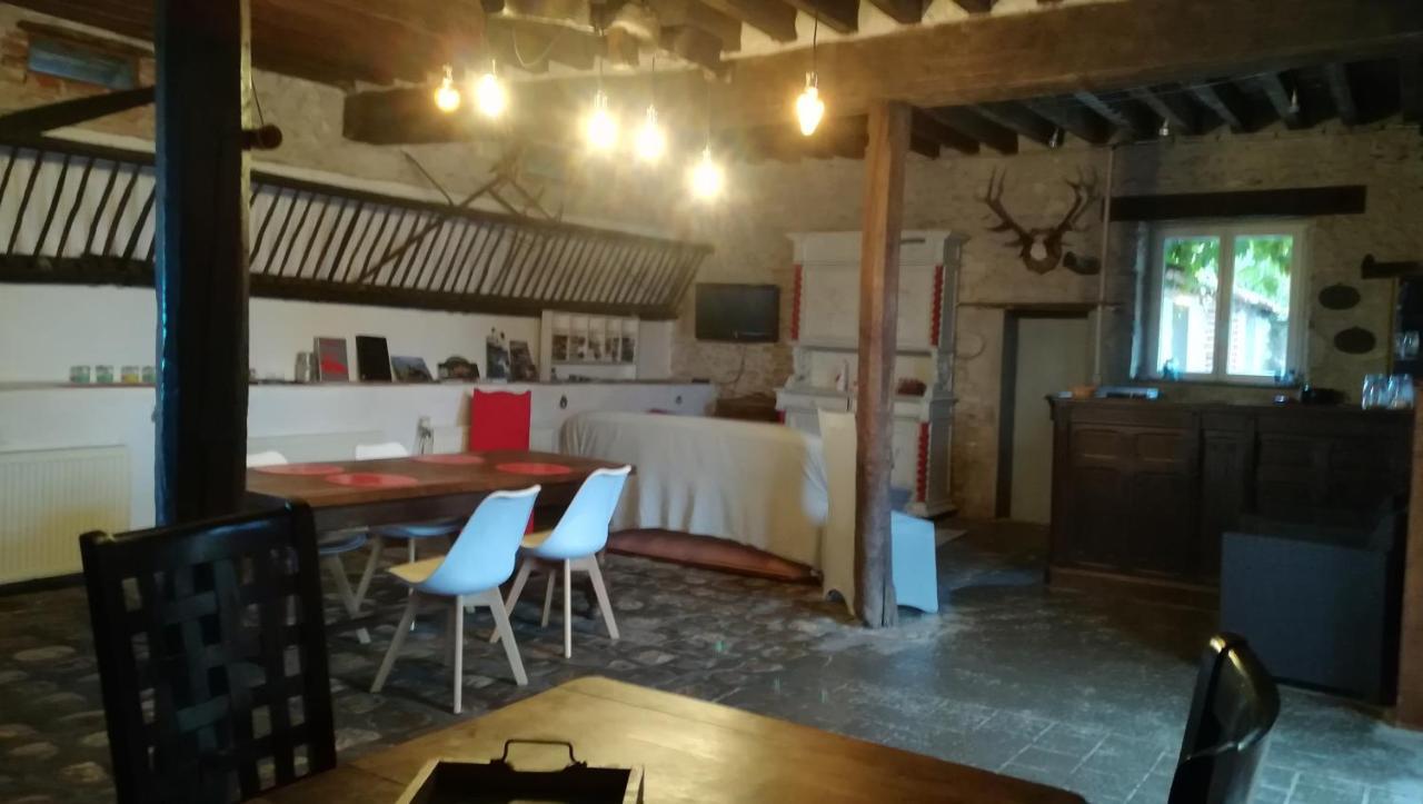 アヴァレ La Ferme De L'Isle Et Sa Roulotte Bed & Breakfast エクステリア 写真