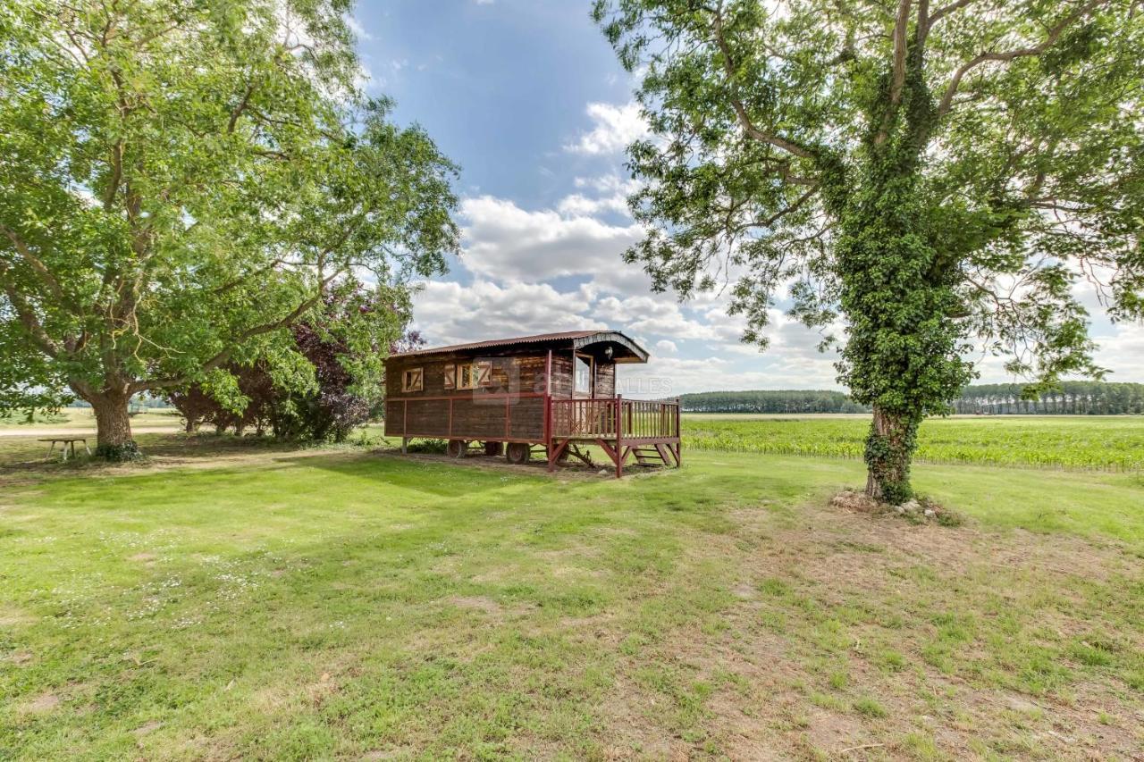 アヴァレ La Ferme De L'Isle Et Sa Roulotte Bed & Breakfast エクステリア 写真