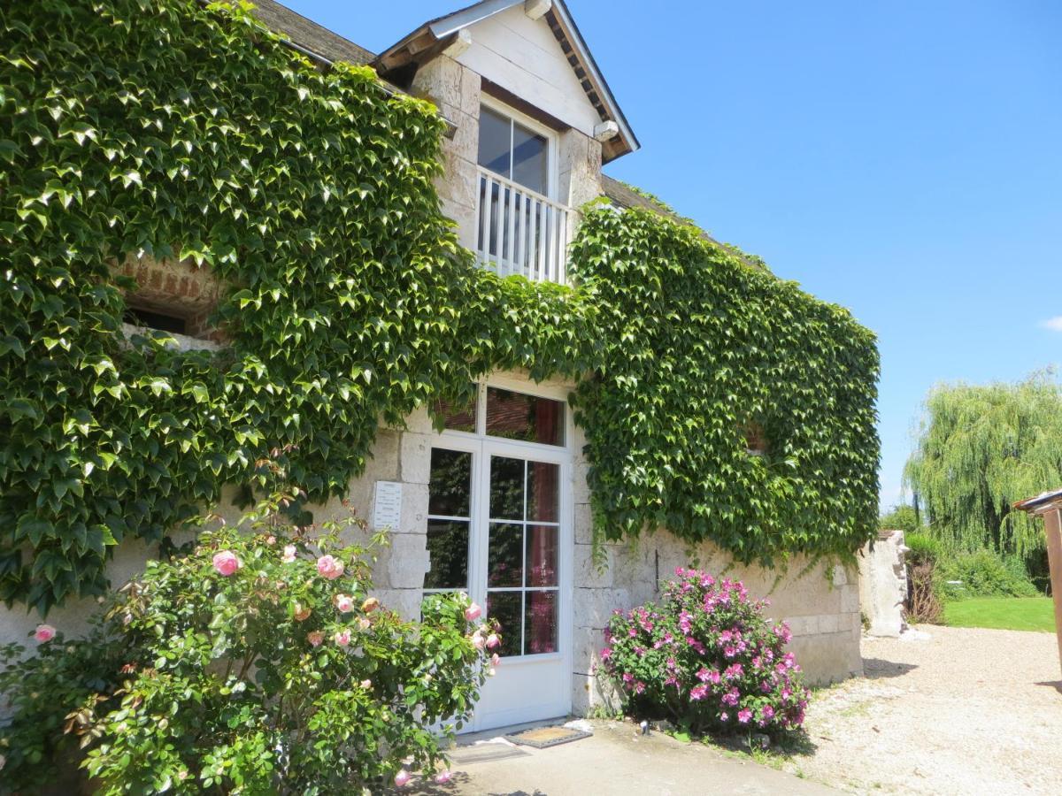 アヴァレ La Ferme De L'Isle Et Sa Roulotte Bed & Breakfast エクステリア 写真