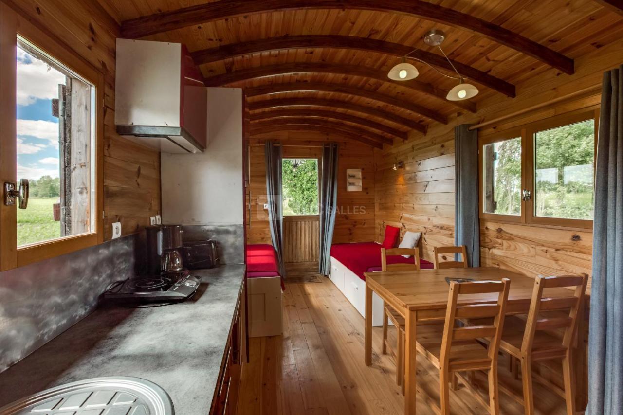アヴァレ La Ferme De L'Isle Et Sa Roulotte Bed & Breakfast エクステリア 写真