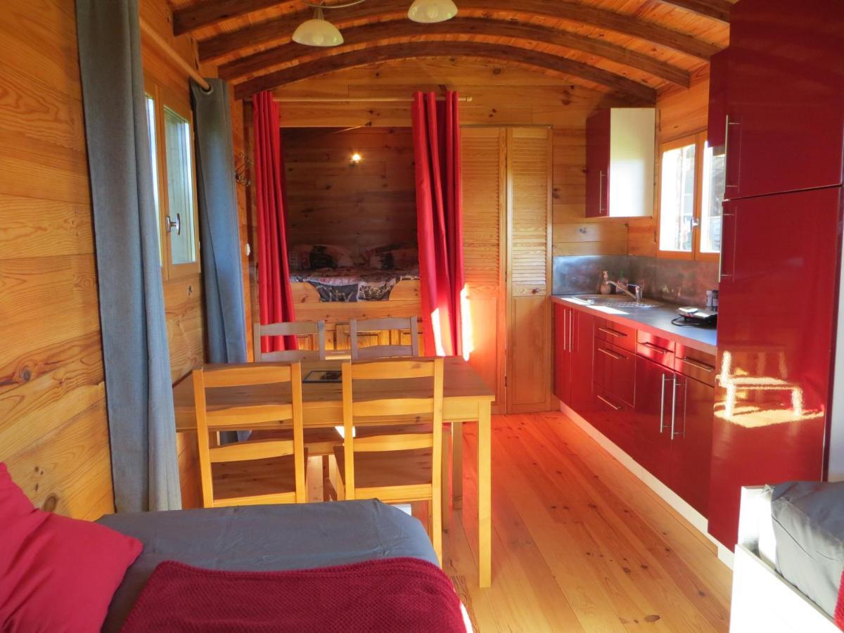 アヴァレ La Ferme De L'Isle Et Sa Roulotte Bed & Breakfast エクステリア 写真