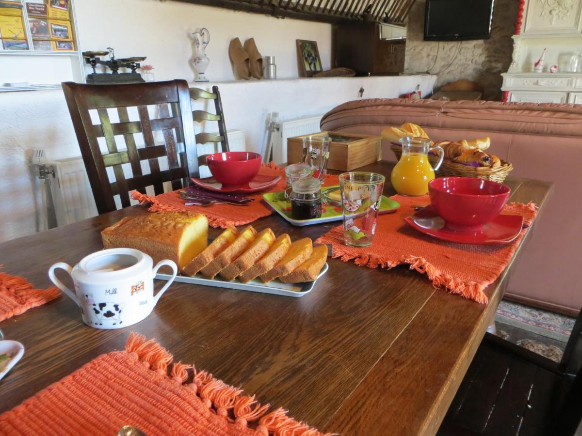 アヴァレ La Ferme De L'Isle Et Sa Roulotte Bed & Breakfast エクステリア 写真
