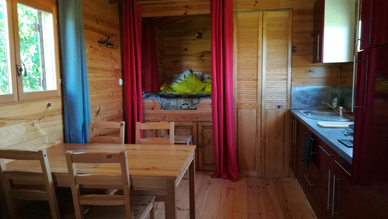 アヴァレ La Ferme De L'Isle Et Sa Roulotte Bed & Breakfast エクステリア 写真