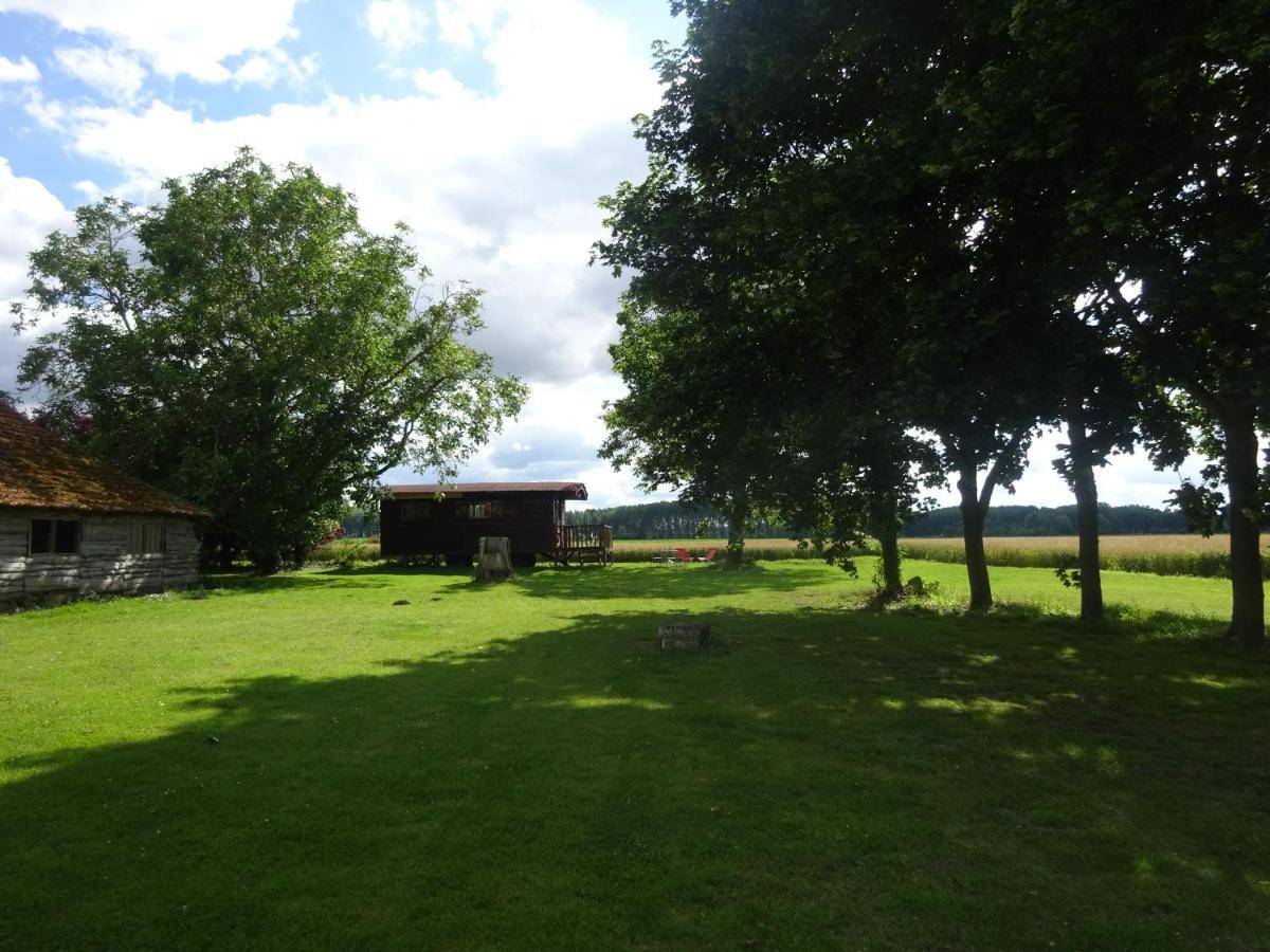 アヴァレ La Ferme De L'Isle Et Sa Roulotte Bed & Breakfast エクステリア 写真