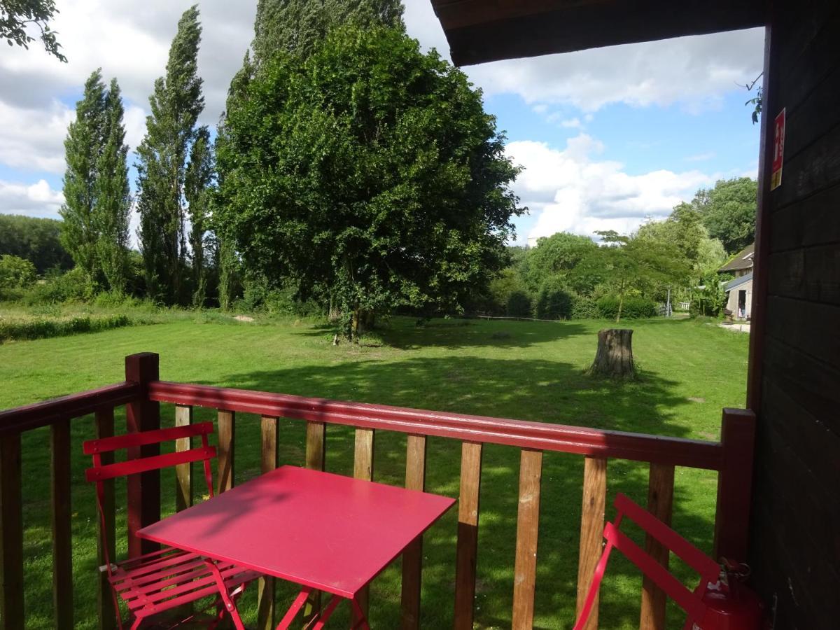 アヴァレ La Ferme De L'Isle Et Sa Roulotte Bed & Breakfast エクステリア 写真