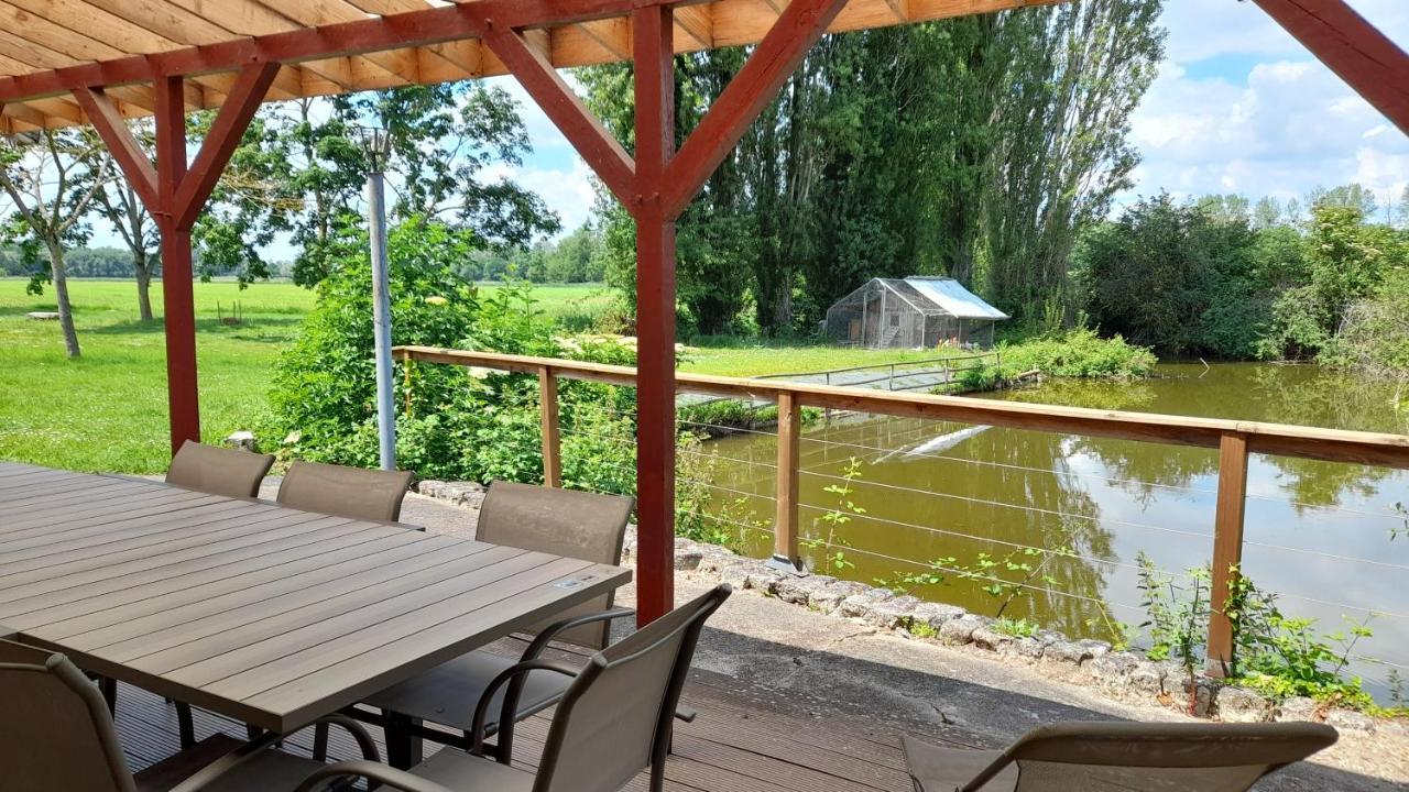 アヴァレ La Ferme De L'Isle Et Sa Roulotte Bed & Breakfast エクステリア 写真