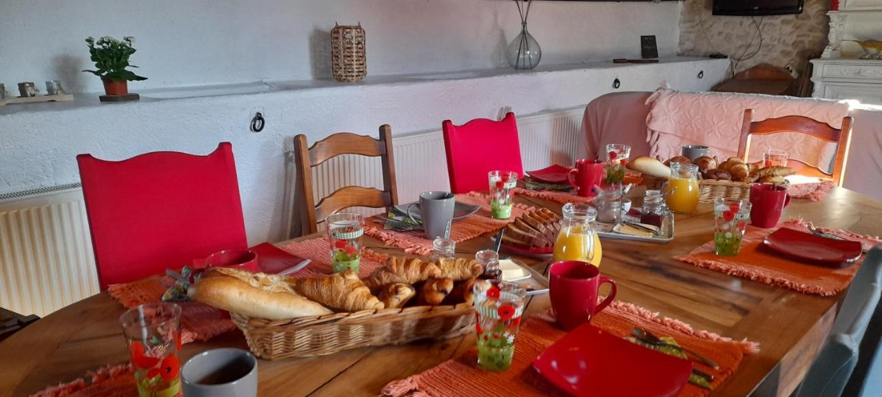 アヴァレ La Ferme De L'Isle Et Sa Roulotte Bed & Breakfast エクステリア 写真